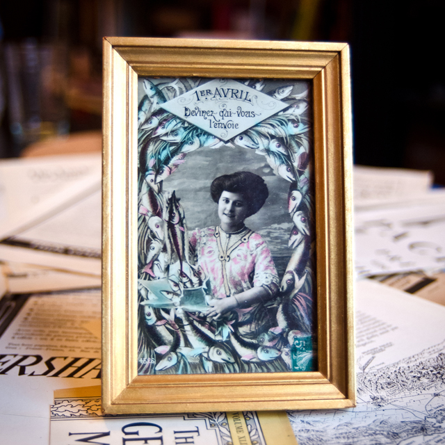 Cadre ancien doré restauré muni d'une carte postale ancienne art déco années 20