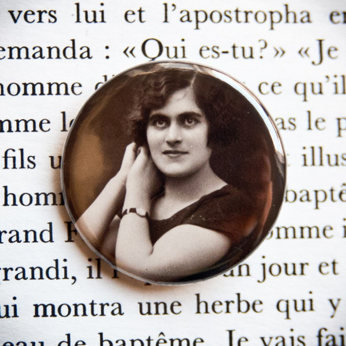 Badge vintage Songeuse