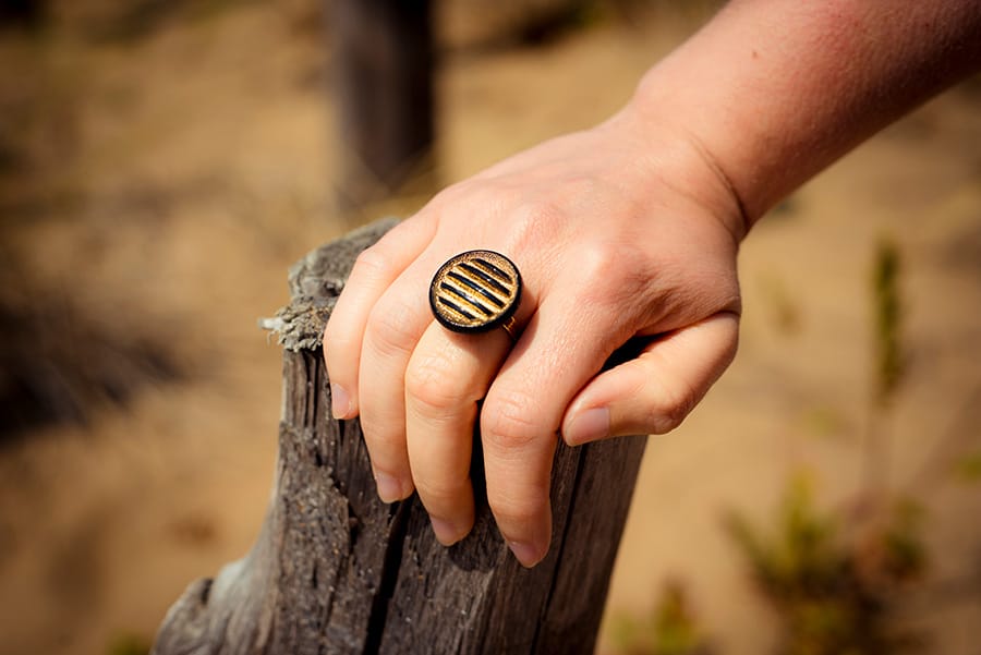 Assuna – Bague Hélène dorée et noire – Look