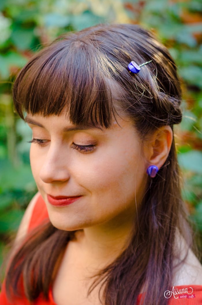 Boucles d’oreilles et barrette Georgette bleue – shooting live bijoux boutons anciens