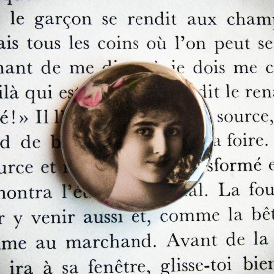 Badge vintage Femme à la Fleur