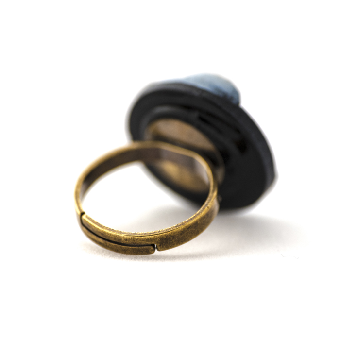 Assuna – Grande bague Angèle bleue dos – Bague bouton ancien d’inspiration vintage