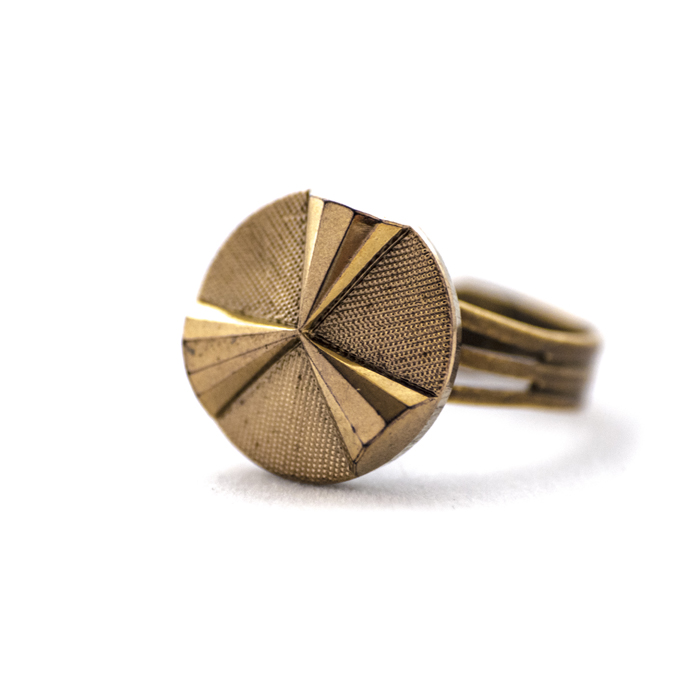 Assuna – Petite bague Angèle dorée – Bague bouton ancien d’inspiration vintage