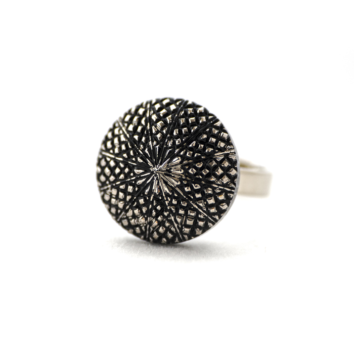 Small silver coloured Victoire ring