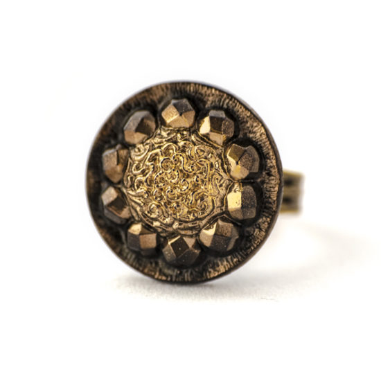 Assuna – Grande bague Sybille dorée – Bague bouton ancien d’inspiration vintage
