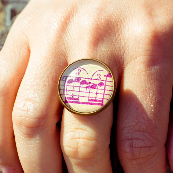 Bague partition ancienne notes violettes détail