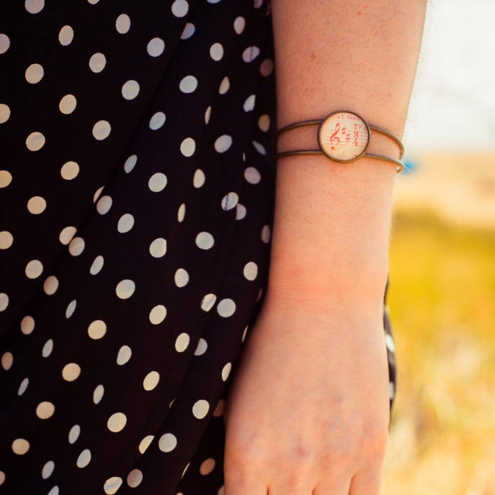 ASSUNA_bracelet_partition_ancienne_cle_rouge_look-1500-carre