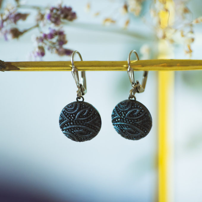 Boucles d'oreilles dormeuses bouton ancien Garance bleu inspiration vintage