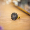 Assuna - Petite bague Victoire dorée - Bague bouton ancien d'inspiration vintage