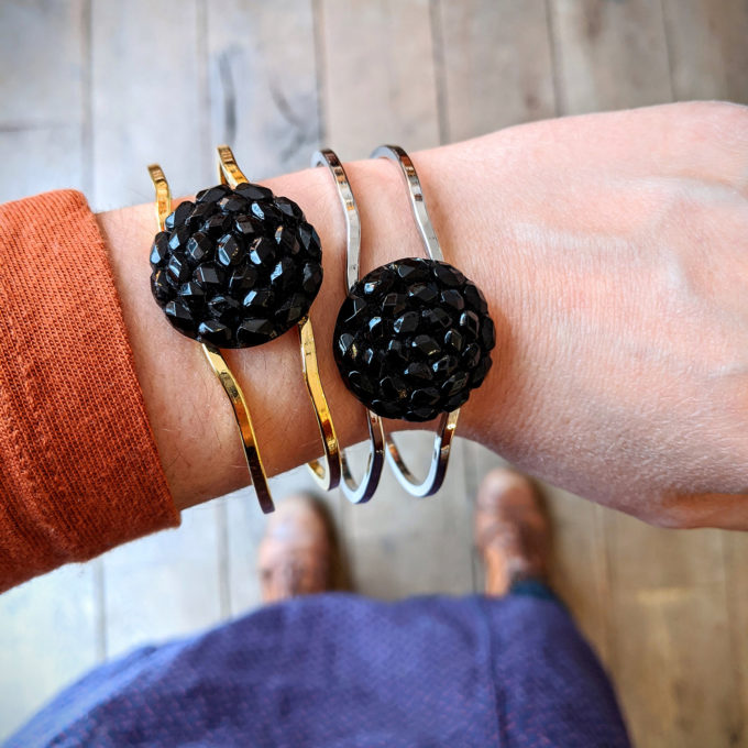 Bracelet vintage Gilberte noir et or – look