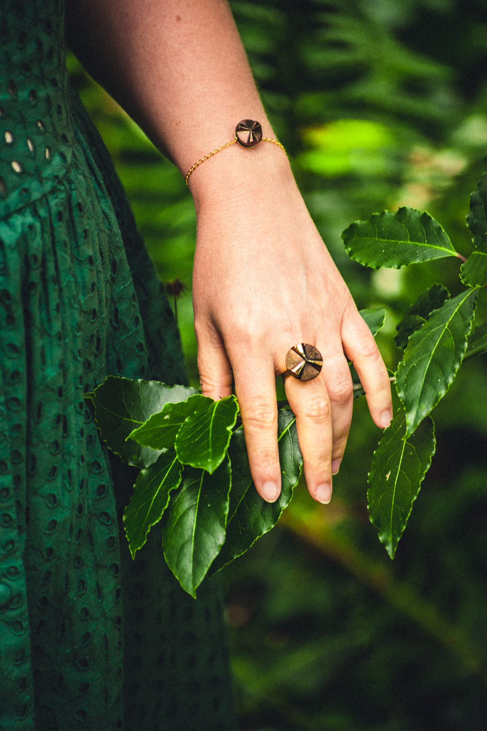 Assuna – Bracelet simple et petite bague Angèle bronze – Look