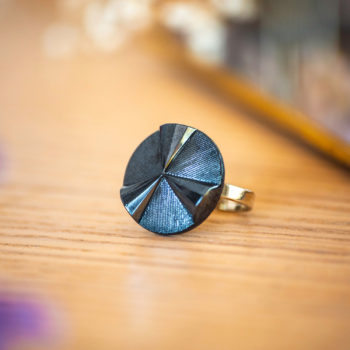 Assuna - Petite Bague Angèle bleue - bouton ancien - inspiration vintage
