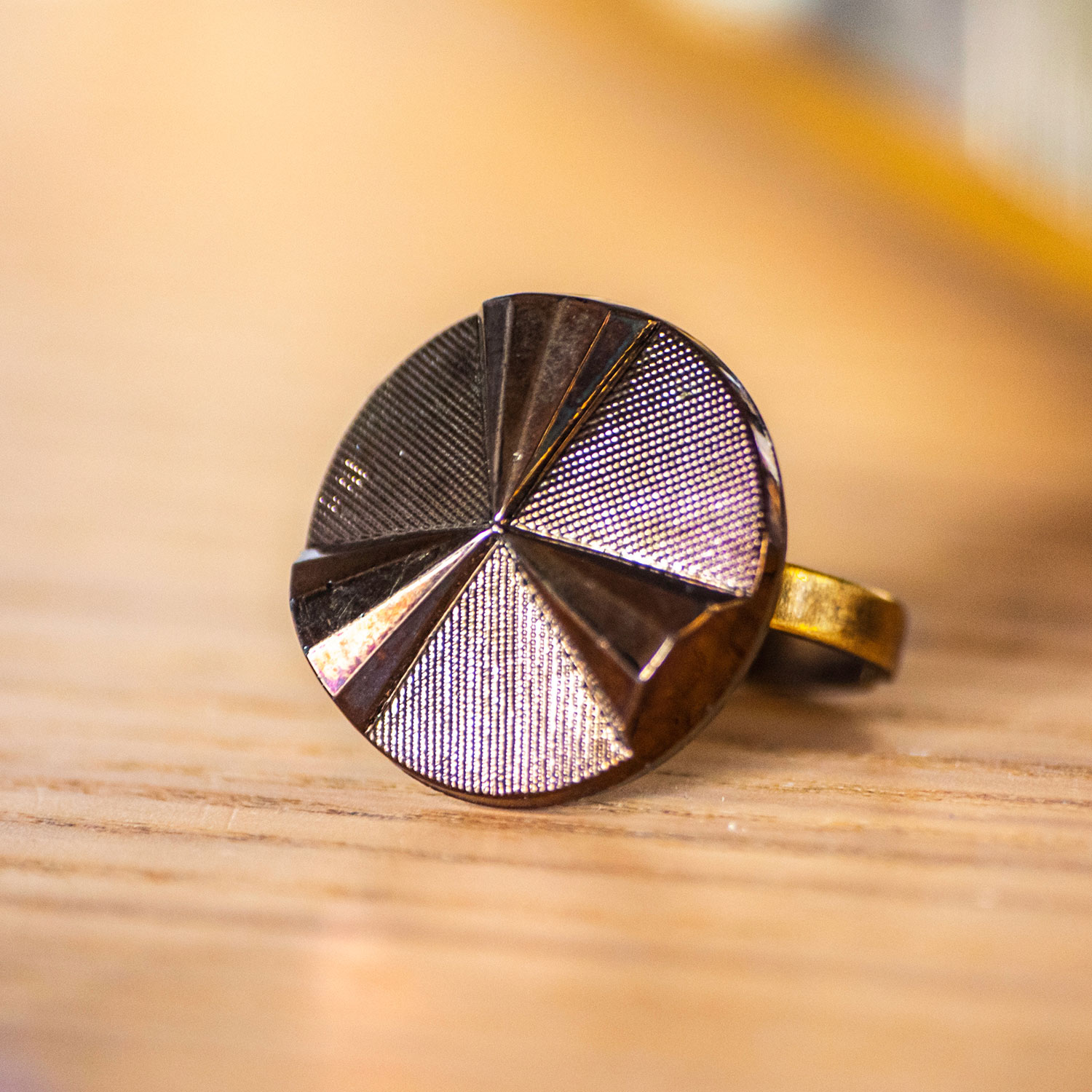 Assuna – zoom Bague Angèle bronze – bouton ancien – inspiration vintage
