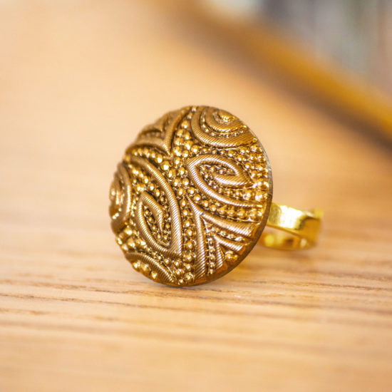 Assuna – zoom Bague Garance dorée – bouton ancien – inspiration vintage