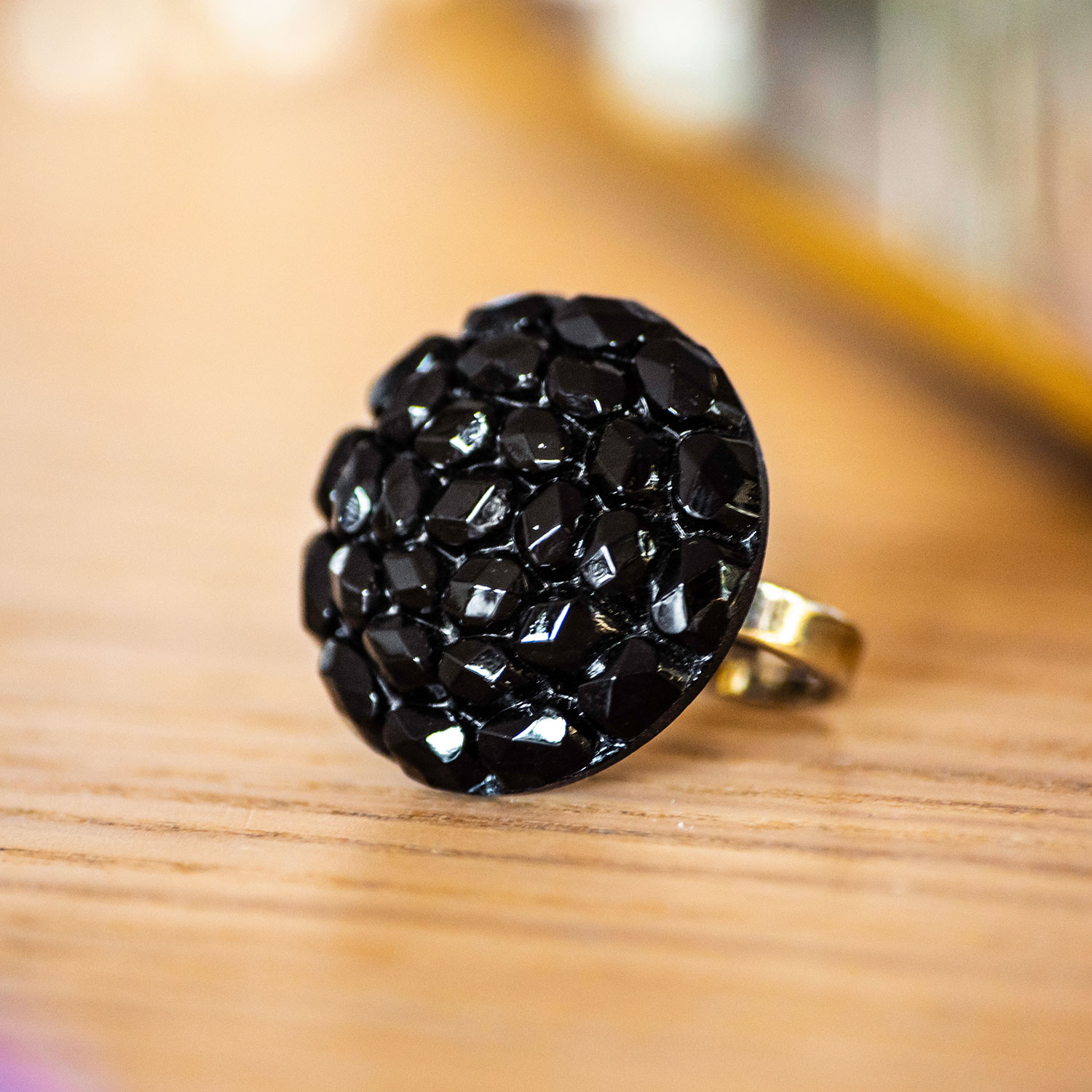 Assuna – zoom Bague Gilberte noire – bouton ancien – inspiration vintage