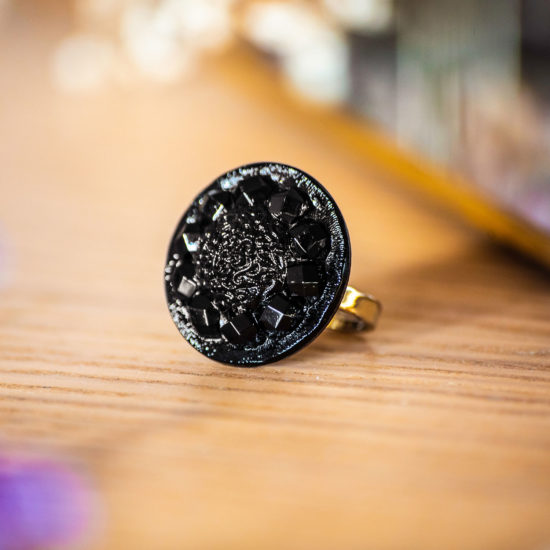 Assuna – Bague Sybille noire – bouton ancien – inspiration vintage