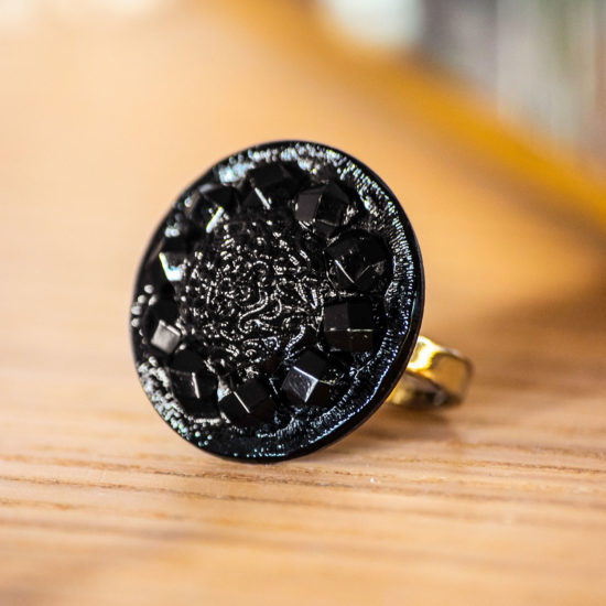 Assuna – zoom Bague Sybille noire – bouton ancien – inspiration vintage