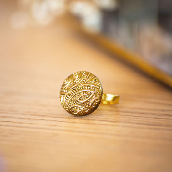 Assuna – Petite bague Garance dorée – bouton ancien – inspiration vintage