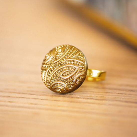 Assuna – zoom Petite bague Garance dorée – bouton ancien – inspiration vintage