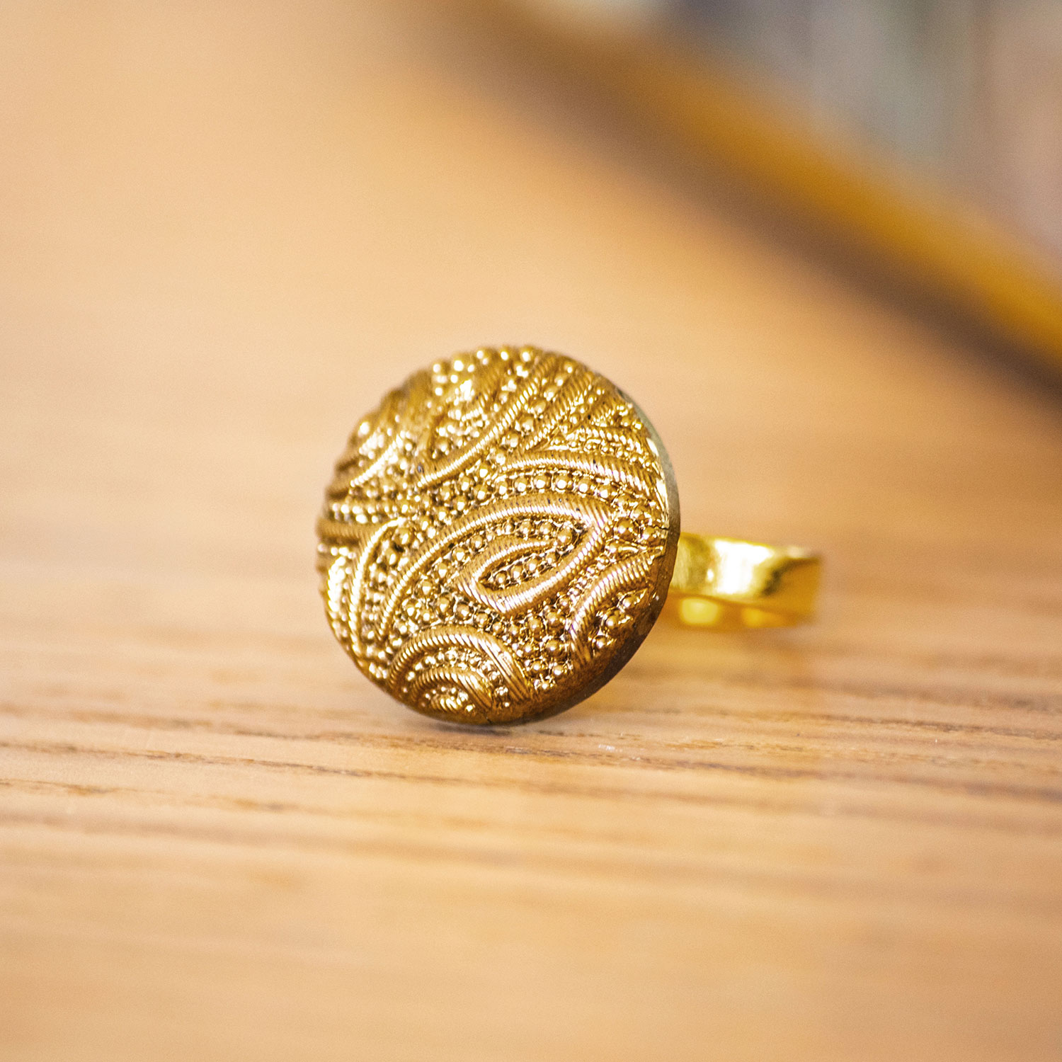 Assuna – zoom Petite bague Garance dorée – bouton ancien – inspiration vintage