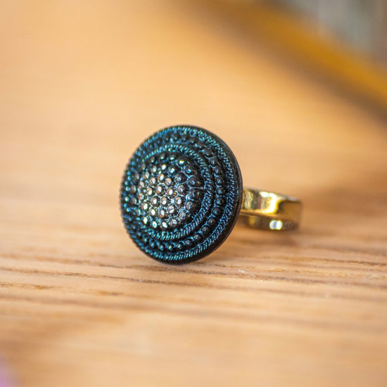 Assuna – zoom Petite bague Isild argentée – bouton ancien – inspiration vintage