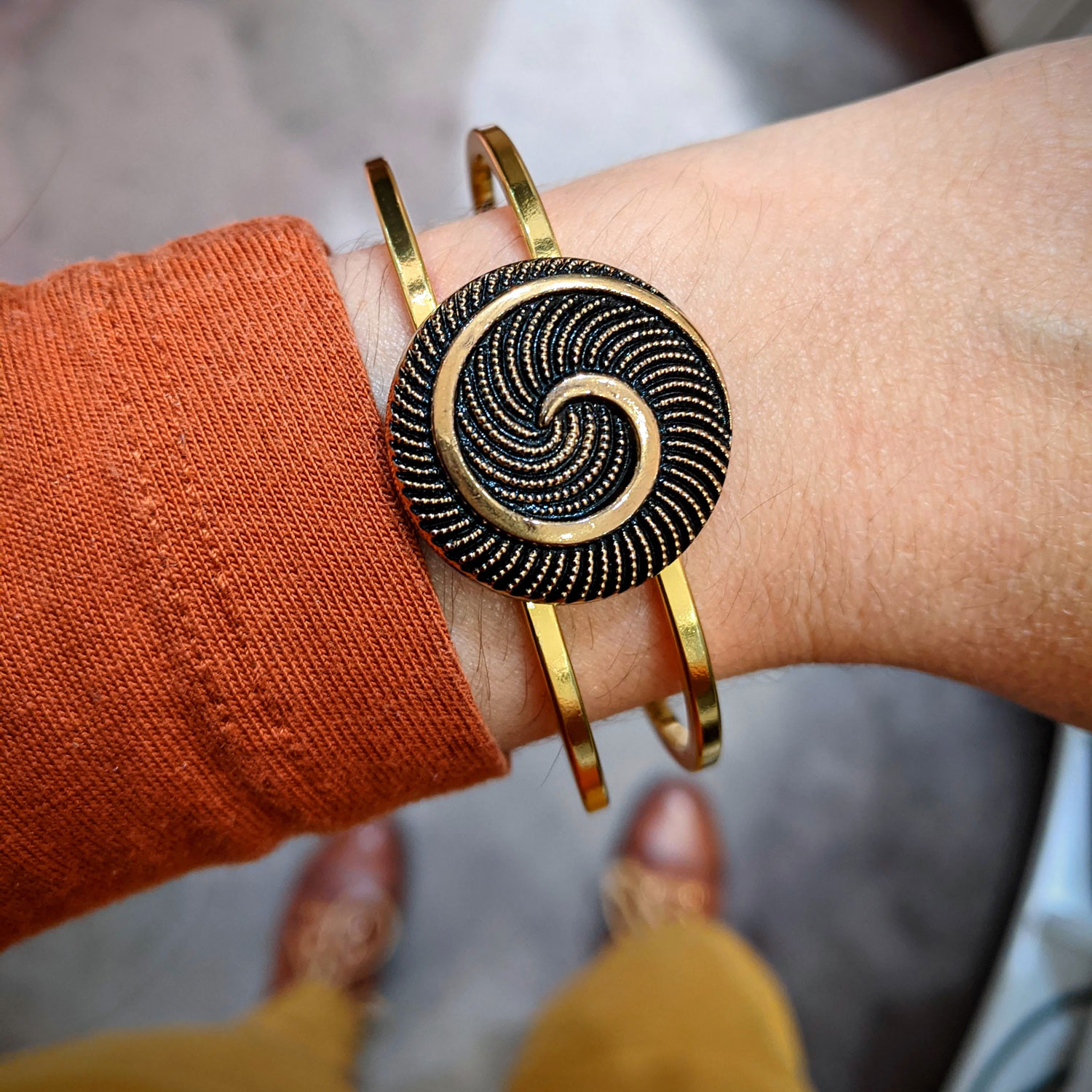 Assuna – Bracelet vintage Galatée porté – bracelet rigide avec un bouton ancien