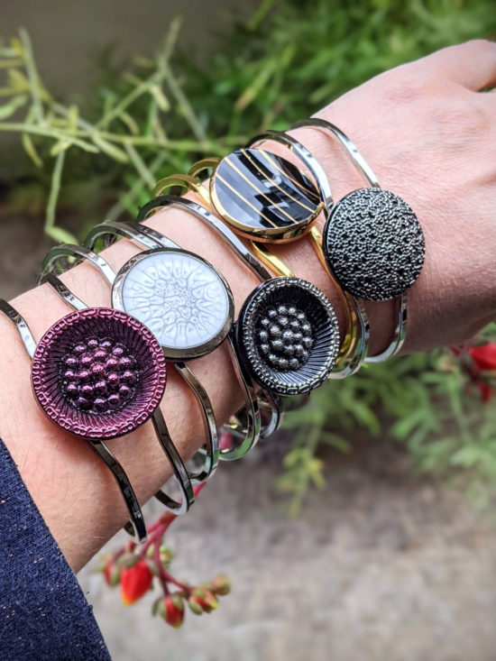 Assuna – bracelets boutons anciens divers – portés