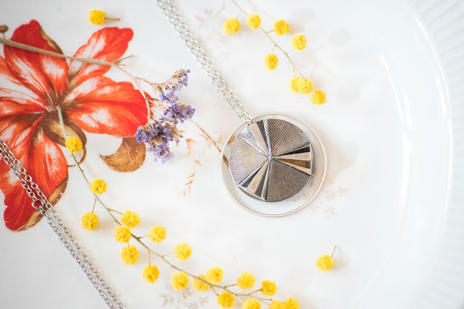 Assuna – Sautoir Astre Angèle argent – bouton ancien 1940 – collier long d’inspiration vintage en forme d’ellipse