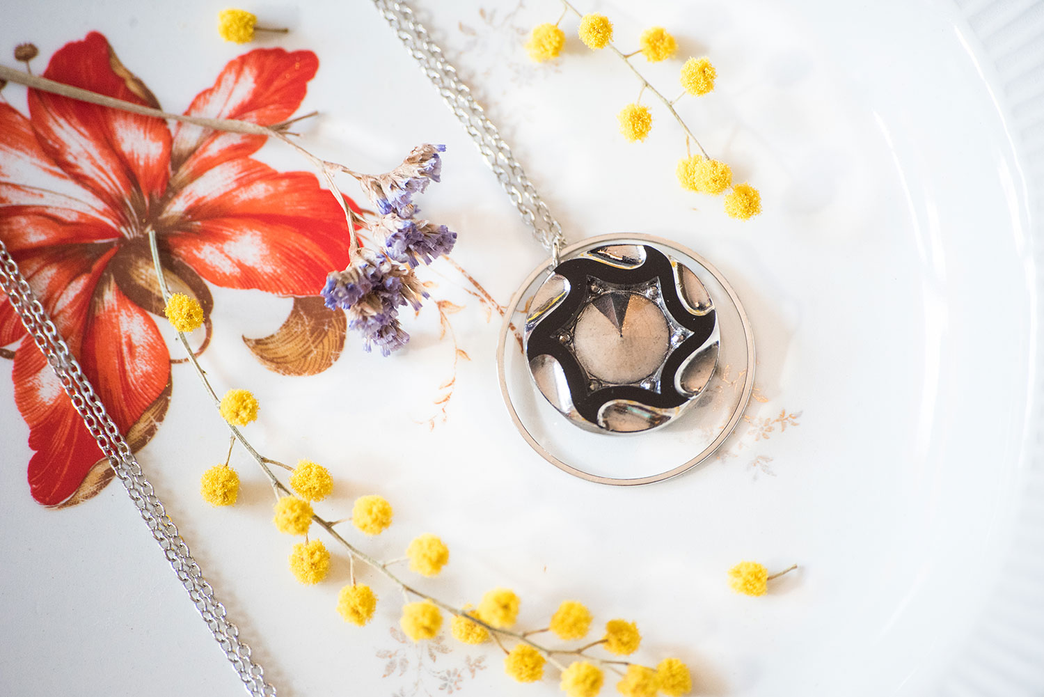Assuna – Sautoir Astre Marcelle argent – bouton ancien 1920 – collier long d’inspiration vintage en forme d’ellipse