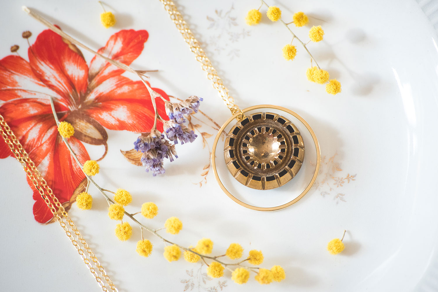 Assuna – Sautoir Astre Mathilde or – bouton ancien 1940 – collier long d’inspiration vintage en forme d’ellipse