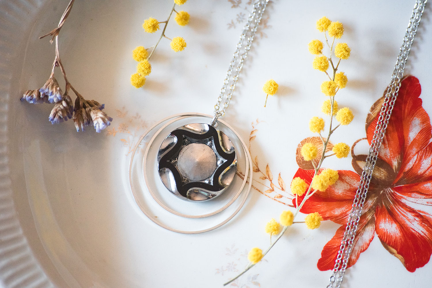 Assuna – Sautoir Lunare Marcelle argenté – bouton ancien 1920 – collier long d’inspiration vintage en forme de croissant de lune
