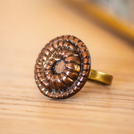 Assuna – zoom Bague Faustine bronze – Bague bouton ancien d’inspiration vintage