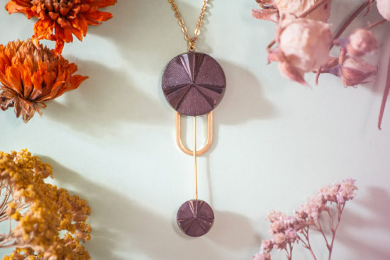 Assuna – Collier Ysée Angèle bronze – bijoux léger géométrique bouton ancien inspiration vintage