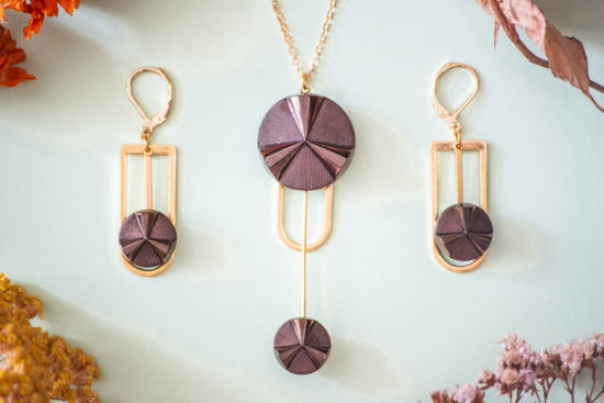 Assuna – Collier et boucles d’oreilles Ysée Angèle bronze – bijoux léger géométrique bouton ancien inspiration vintage –