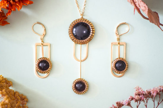 Assuna – Collier et boucles d’oreilles Ysée Eva – bijoux léger géométrique bouton ancien inspiration vintage –