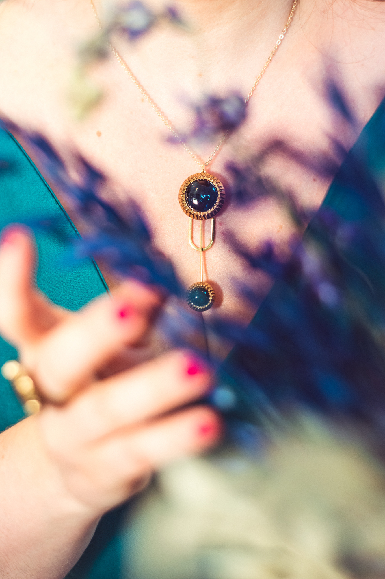 Assuna – Collier Ysée Eva – bijoux léger géométrique bouton ancien inspiration vintage – look