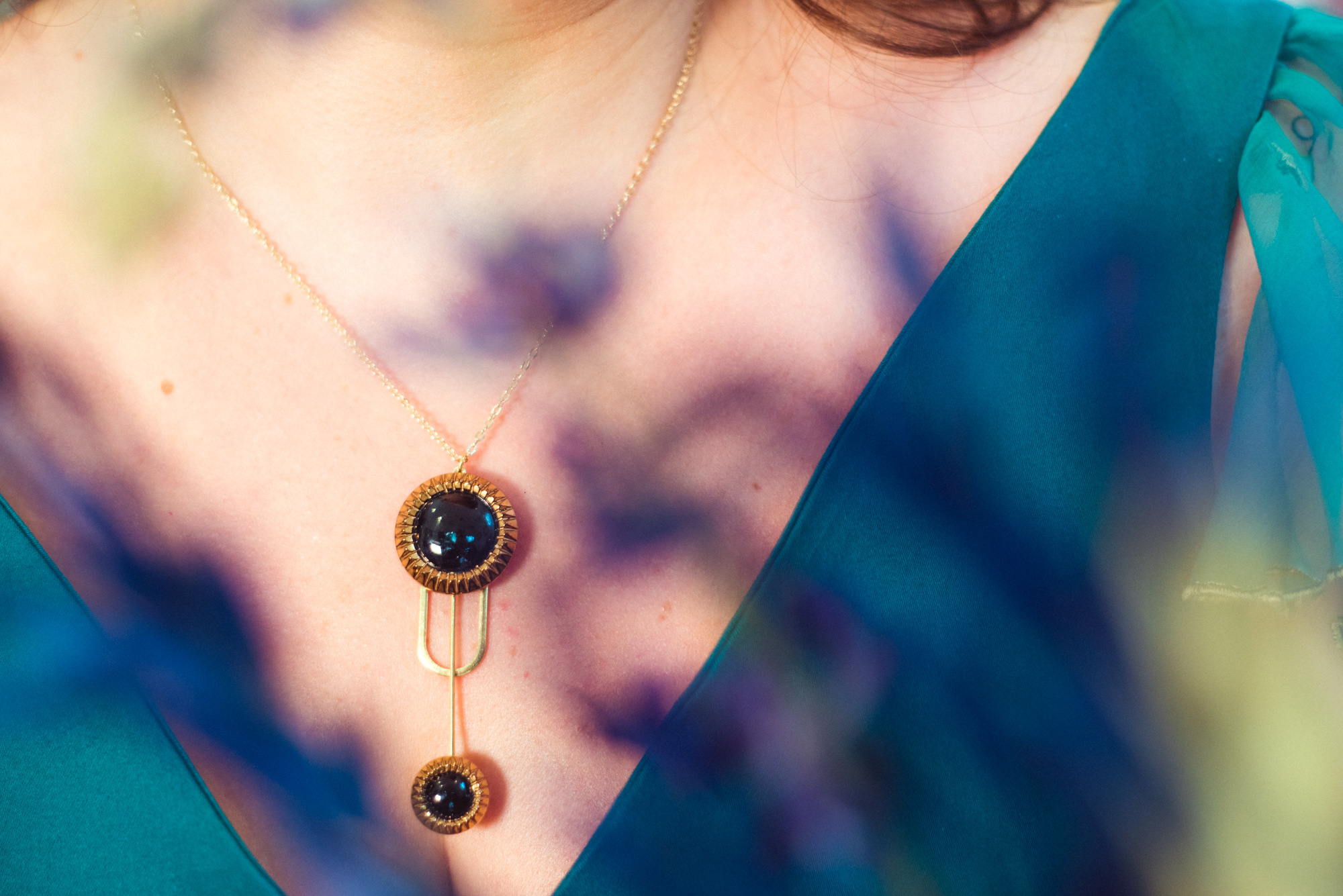 Assuna – Collier Ysée Eva – bijoux léger géométrique bouton ancien inspiration vintage – look