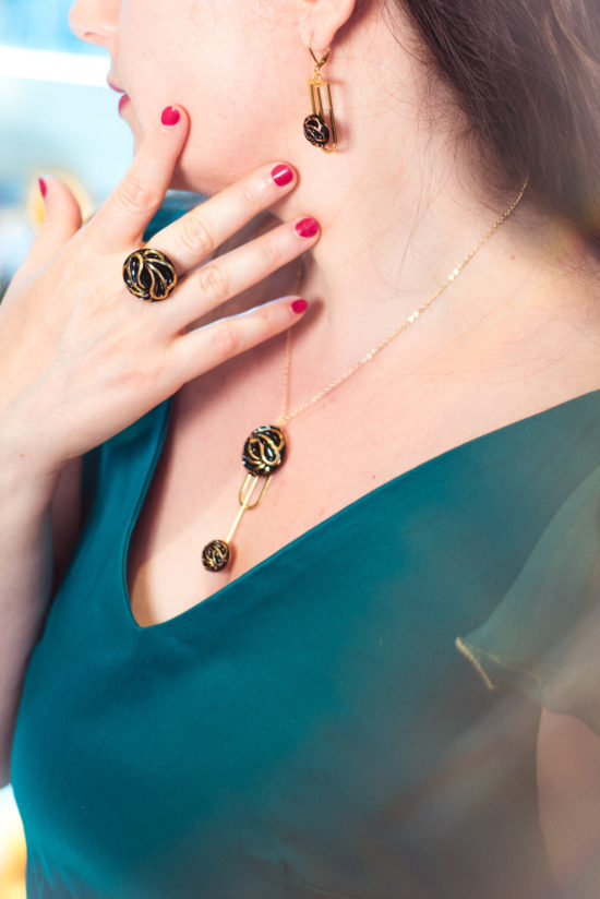 Assuna – Boucles Ysée Andrée – bijoux léger géométrique bouton ancien inspiration vintage – look