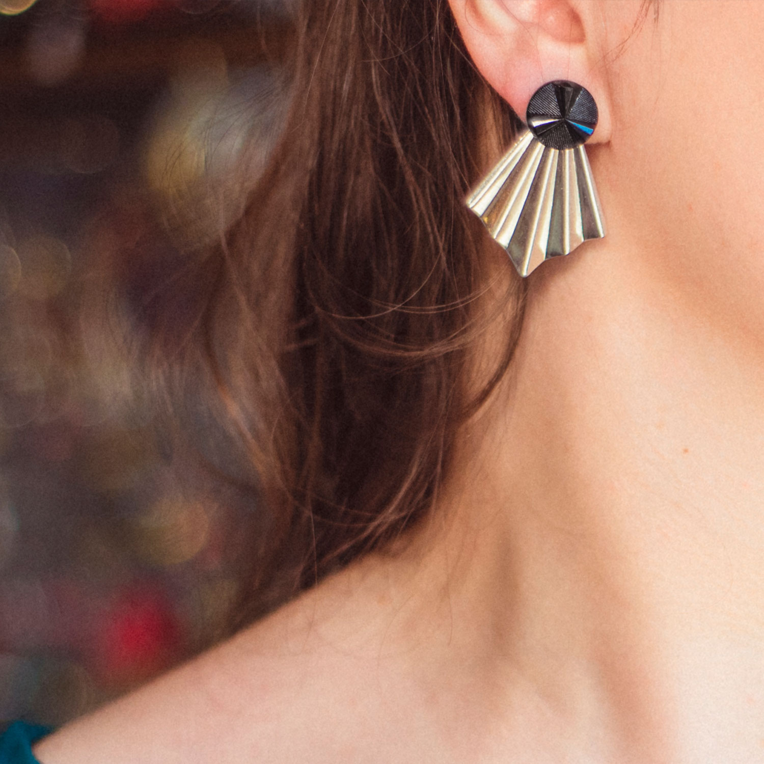 Assuna – Boucles Comète Angèle bleuté – Boucles d’oreilles bouton ancien sur estampe en éventail