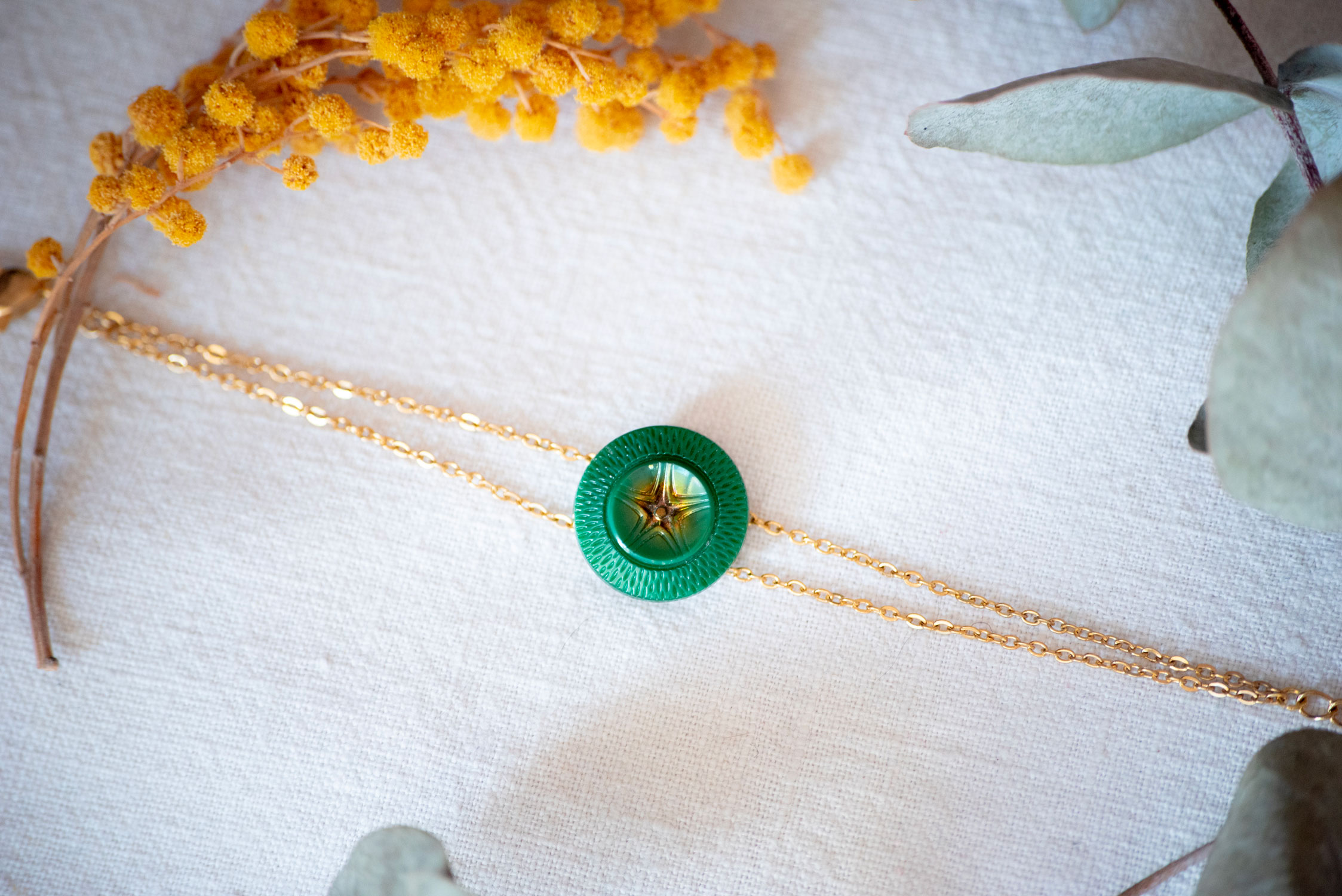 Assuna – Bracelet chaîne double Arielle – bouton ancien vert et doré 1940