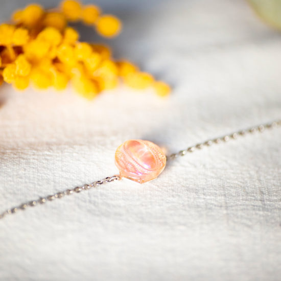 Assuna - Bracelet chaîne simple Candice rose irisé transparent bouton ancien 1940 esprit vintage