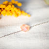 Assuna - Bracelet chaîne simple Candice rose irisé transparent bouton ancien 1940 esprit vintage