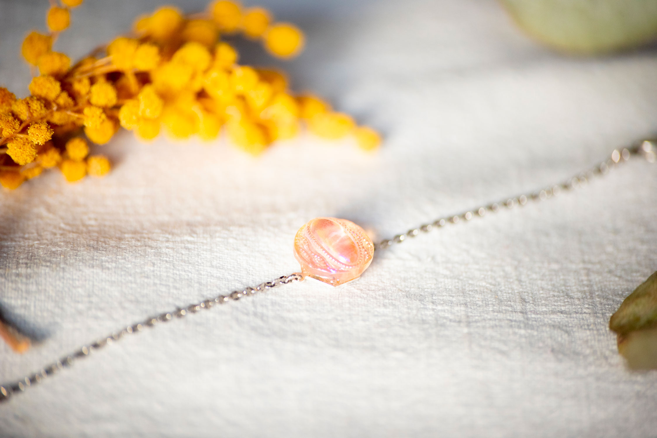 Assuna – Bracelet chaîne simple Candice rose irisé transparent bouton ancien 1940 esprit vintage