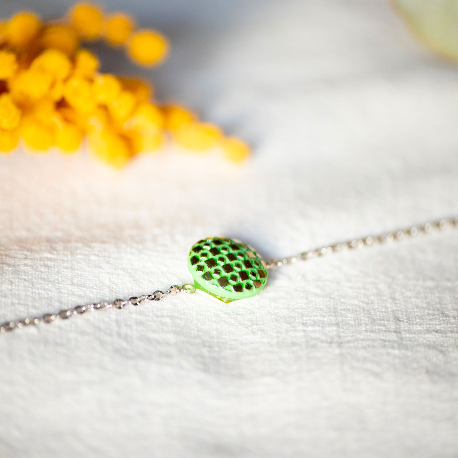 Assuna – Bracelet chaîne simple Eugénie vert – bouton ancien 1940