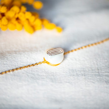Assuna - Bracelet chaîne simple Georgette blanc et or - bouton ancien 1940