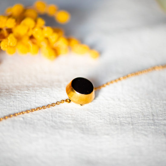 Assuna – Bracelet chaîne simple Liliane noir et or – bouton ancien 1920 – bracelet vintage doré