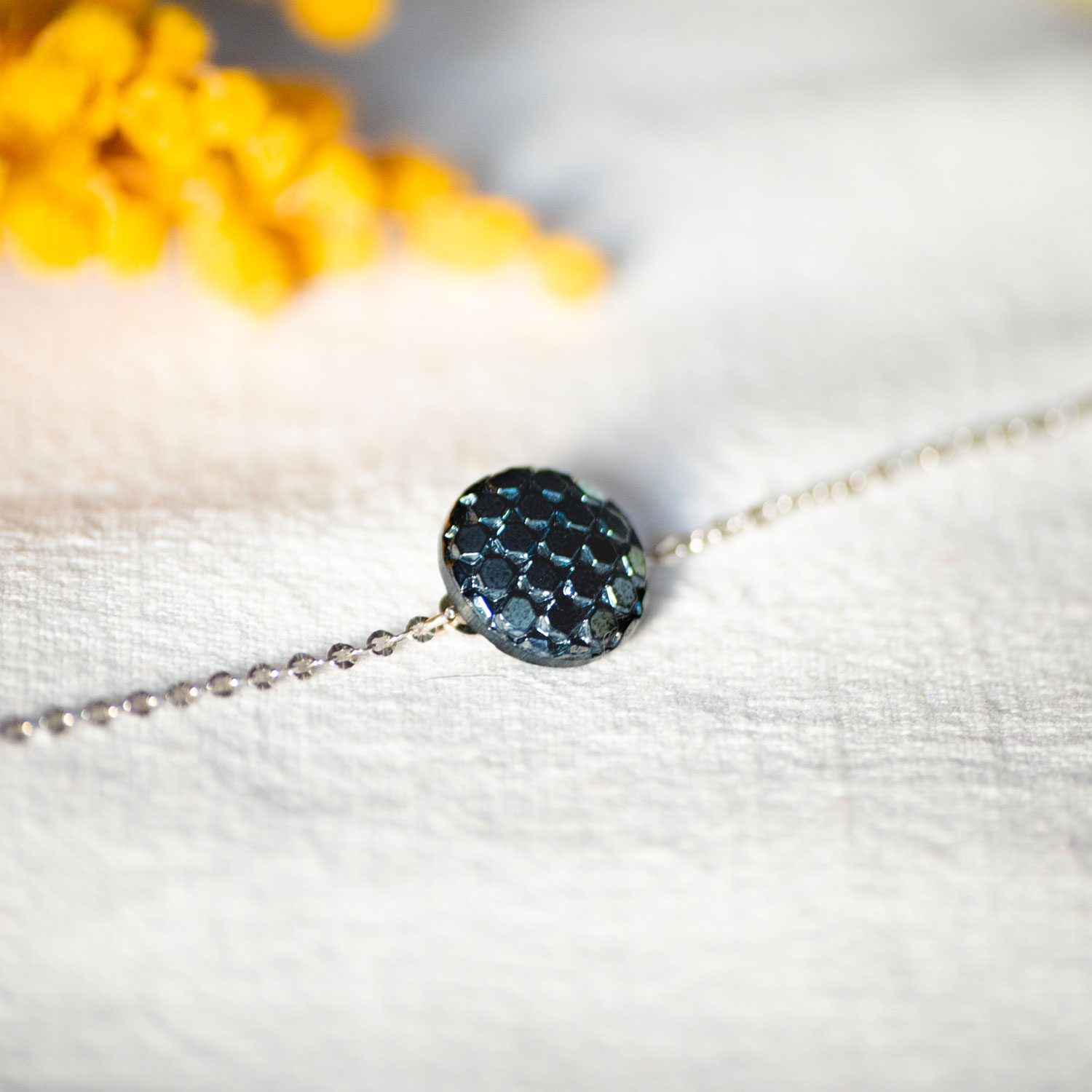 Assuna – Bracelet chaîne simple Thémis noir bleu anthracite – bouton ancien 1940