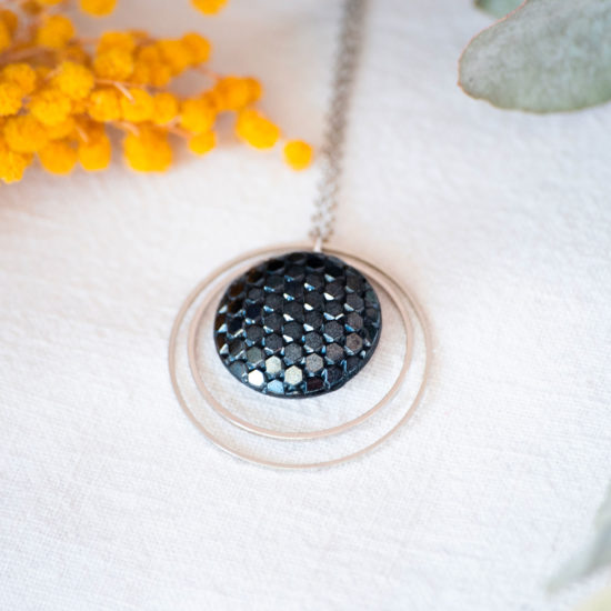 Assuna – Sautoir Lunare Thémis – bouton ancien 1940 – collier long d’inspiration vintage en forme de croissant de lune
