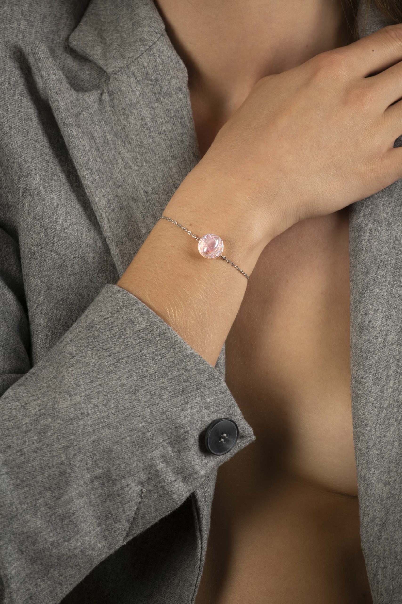 Assuna – Look Bracelet chaîne simple Candice rose irisé transparent bouton ancien 1940 esprit vintage