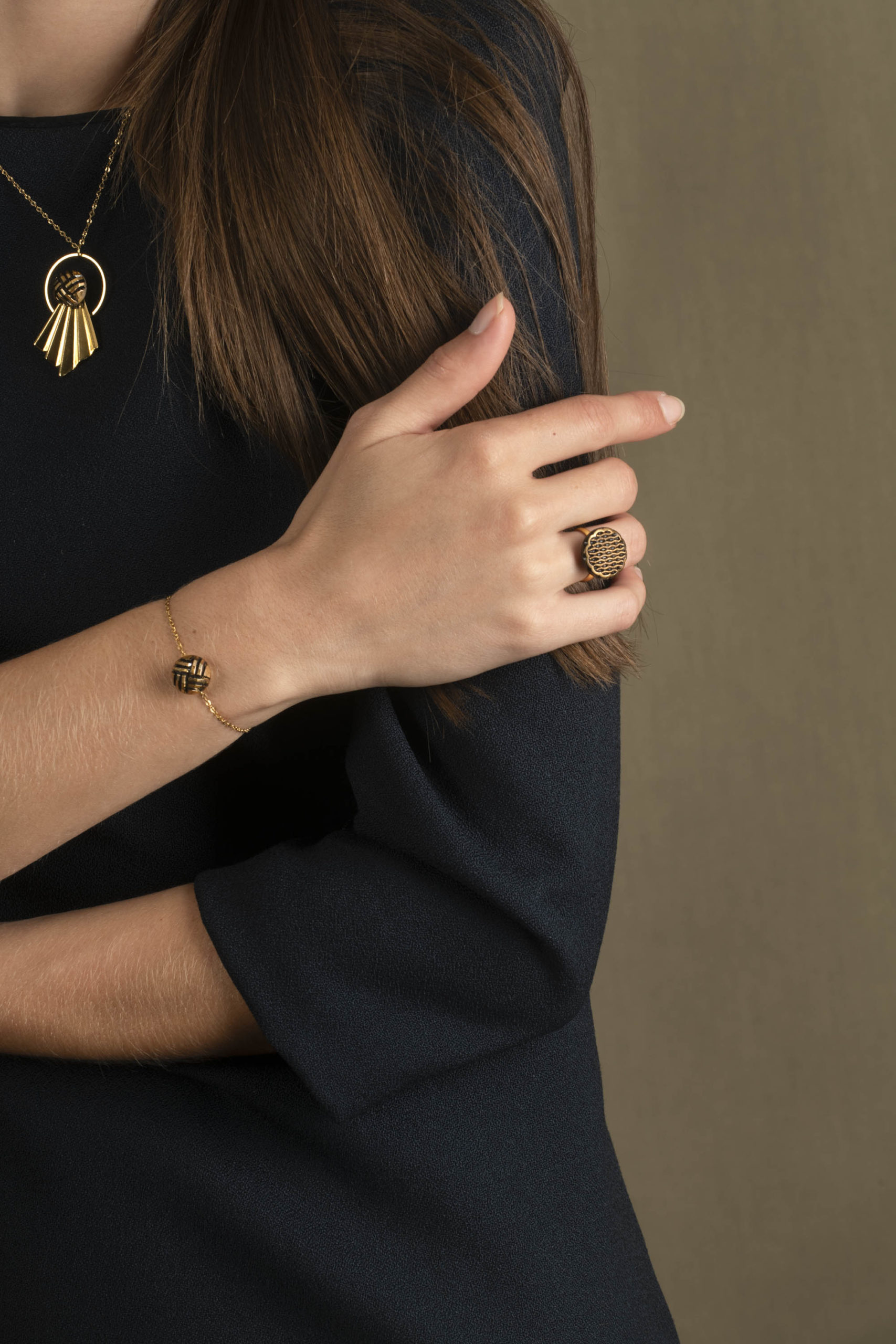 Assuna – Look bijoux vintage Bracelet chaîne simple et Collier Comète Henriette – Bague bouton Abby